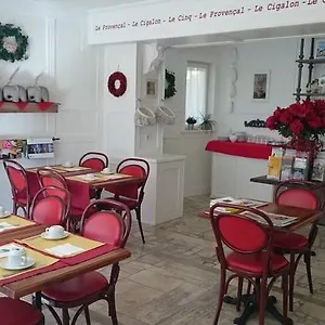 Le 5 Hotel